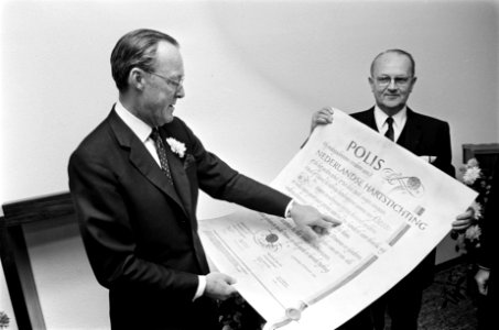 Prins Bernhard opent het Verzekeringsgebouw in Den Haag . Links prins Bernhard, Bestanddeelnr 923-0284