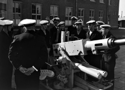 Prins Bernhard in Den Helder opleiding koopvaardijker bij havenwerken, Bestanddeelnr 904-7652