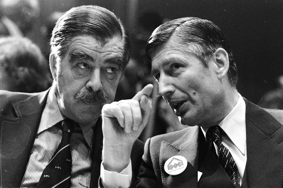 Premier Van Agt (r) en kamerlid Ploeg (VVD), Bestanddeelnr 930-5871