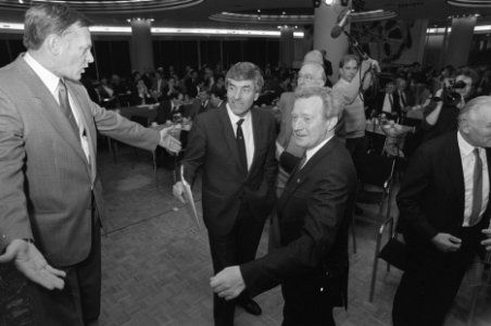 Premier Lubbers bij vergadering KNBTB, rechts voorzitter Joris Schouten, Bestanddeelnr 934-2137