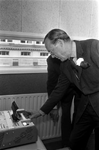 Prins Bernhard opent gerestaureerd pand van ANP in Den Haag Prins Bernhard zen, Bestanddeelnr 923-8419