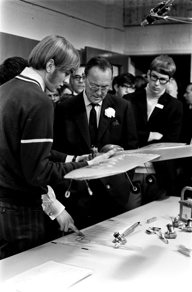 Prins Bernhard opent Jeugdlaboratorium Evoluon van Philips in Eindhoven. Prins B, Bestanddeelnr 923-0265