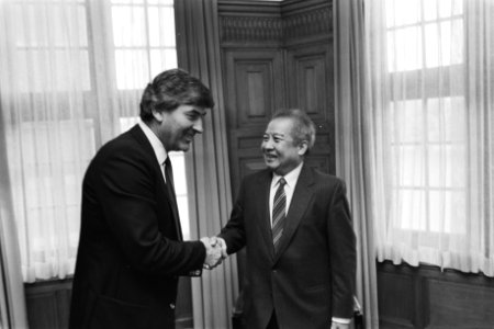 Premier Lubbers (l) begroet Prins Sihanouk, Bestanddeelnr 932-7007