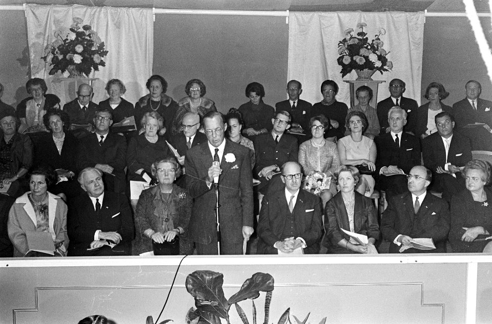 Prins Bernhard opent de vluchtelingenactie. Naast de prins zit de voorzitter van, Bestanddeelnr 919-7126