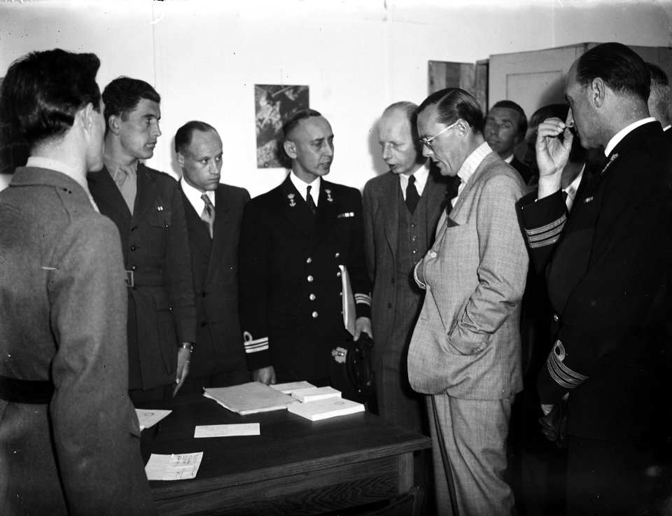 Prins Bernhard in bespreking met gezelschap, Bestanddeelnr 902-7415