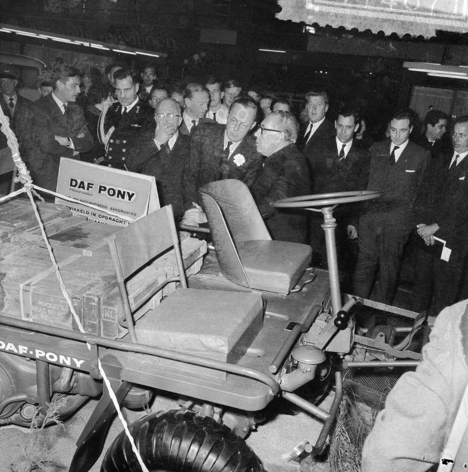 Prins Bernhard op de RAI, de Prins bij de Daf pony, Bestanddeelnr 917-4671