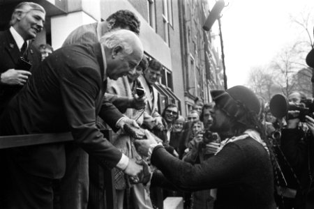 Premier Den Uyl opent nieuw hoofdgebouw van Stichting Openbare Bibliotheken op P, Bestanddeelnr 929-0247