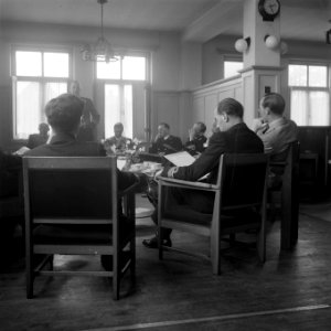 Prins Bernhard in bespreking met gezelschap, Bestanddeelnr 902-7421
