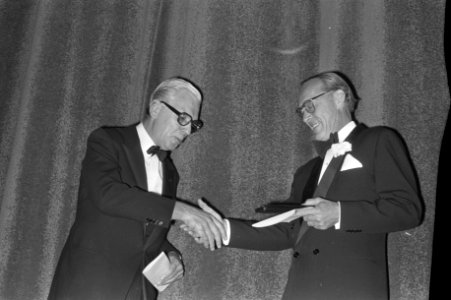 Prins Bernhard ontvangt cheque uit handen van dr Werner ( Banque de Paris ) in , Bestanddeelnr 925-9305