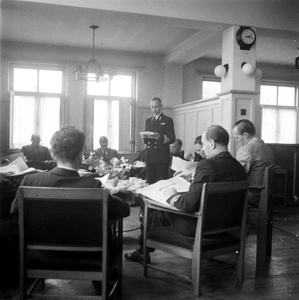 Prins Bernhard in bespreking met gezelschap, Bestanddeelnr 902-7417