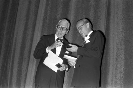 Prins Bernhard ontvangt cheque uit handen van dr Werner ( Banque de Paris ) in , Bestanddeelnr 925-9303
