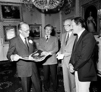Prins Bernhard ontvangt boek Leven onder water in kader WNF-actie en schrijver, Bestanddeelnr 929-9132