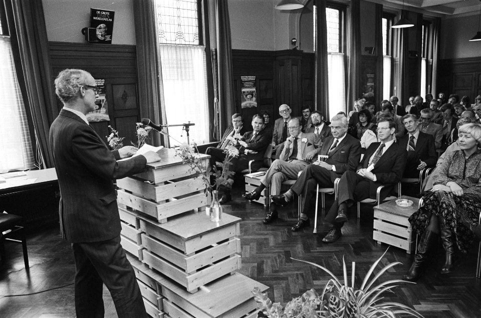 Prins Bernhard ontvangt eerste exemplaar Grote Times Wereld Atlas de Prins met , Bestanddeelnr 929-8932