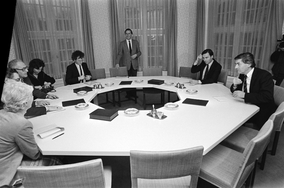 Premier Lubbers en minister Brinkman bij Anne Frank Stichting n.a.v. de uitlatin, Bestanddeelnr 933-1711