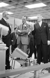 Prins Bernhard opent complex van PIT in Eindhoven Prins in laboratorium, Bestanddeelnr 913-4362