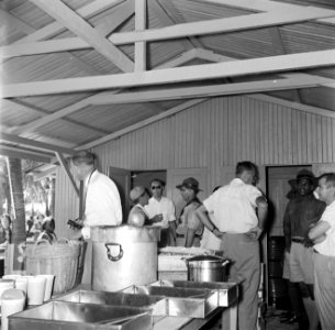Prins Bernhard in de keuken van de padvinders op Palm Beach, Aruba, Bestanddeelnr 252-3937