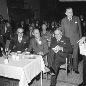 Prins Bernhard opende AII-congres, v.l.n.r. Minister Vrolijk , Zijne Koninklijke, Bestanddeelnr 919-0721