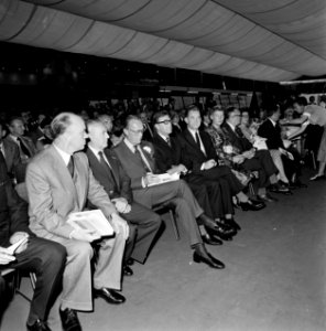 Prins Bernhard opent Amphilea 77 in RAI Amsterdam, Prins Bernhard krijgt pakje v, Bestanddeelnr 929-1986