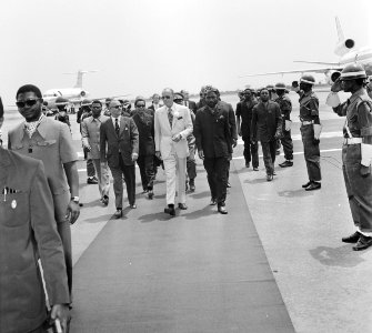 Prins Bernhard in Zaire (voorheen Belgisch Congo), begroeting op vliegveld, Bestanddeelnr 926-6046