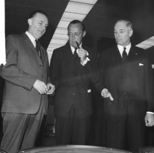 Prins Bernhard opende voorjaarsbeurs te Utrecht tijdens rondgang links minister , Bestanddeelnr 916-1678