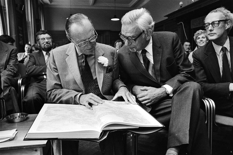 Prins Bernhard ontvangt eerste exemplaar Grote Times Wereld Atlas de Prins met , Bestanddeelnr 929-8931