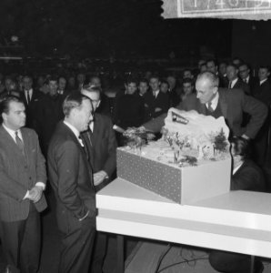 Prins Bernhard op de RAI, de Prins bij de Ford stand, Bestanddeelnr 917-4675