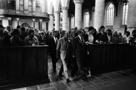Prins Bernhard opent 30e Kunst- en Antiekbeurs in Delft Prins Bernhard en voorz, Bestanddeelnr 929-9535
