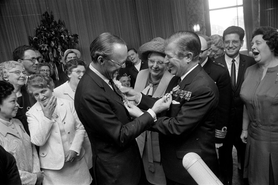 Prins Bernhard ontvangt het Gouden Kruis, Bestanddeelnr 923-4903