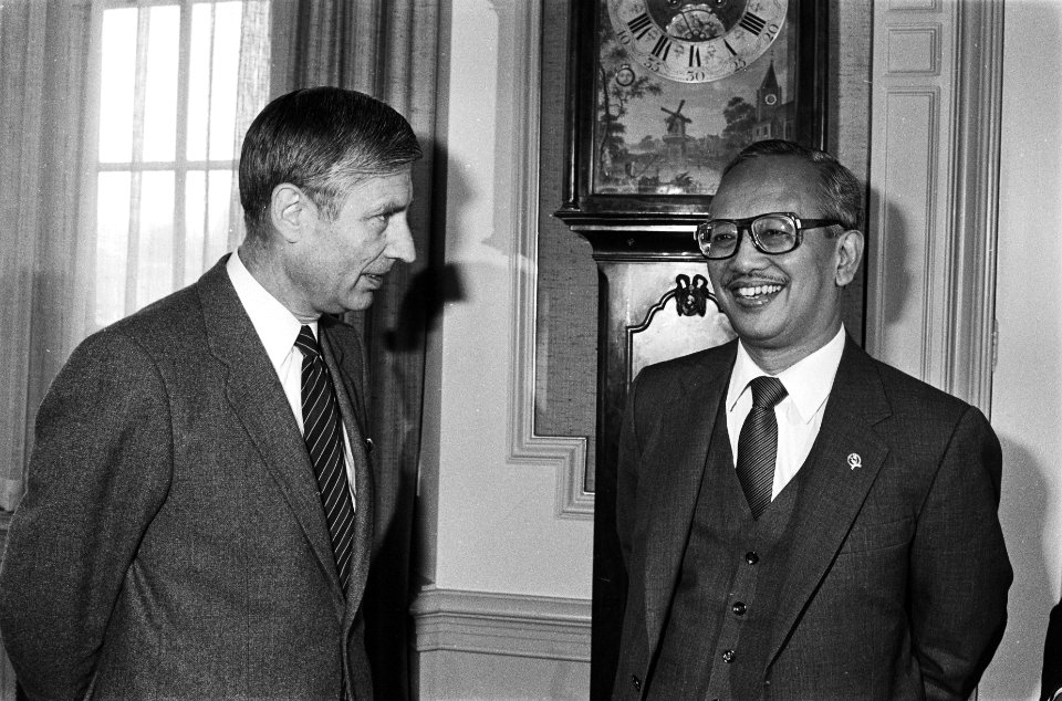 Premier Van Agt (l.) ontvangt de Indonesische minister van BuZa professor dr. Mo, Bestanddeelnr 932-0209