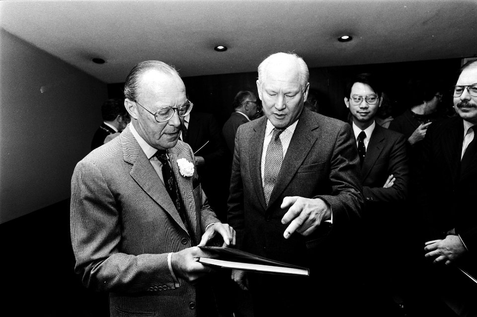 Prins Bernhard (l) met C.J.P. van Westreenen (Raad van Beheer AMRO Bank ), Bestanddeelnr 930-5242