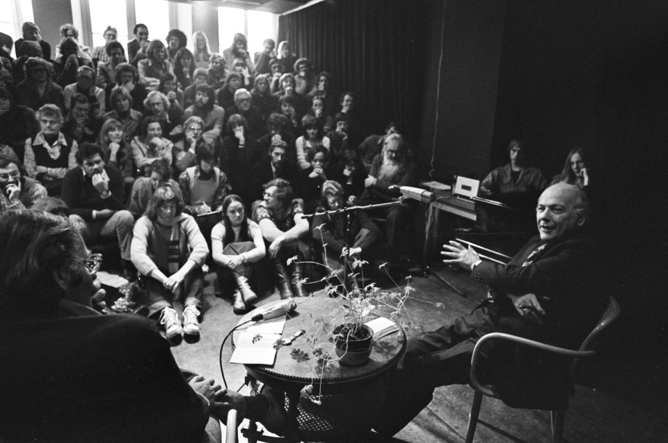 Premier Den Uyl spreekt met studenten en Huub Oosterhuis in de Populier , Amst, Bestanddeelnr 928-4064