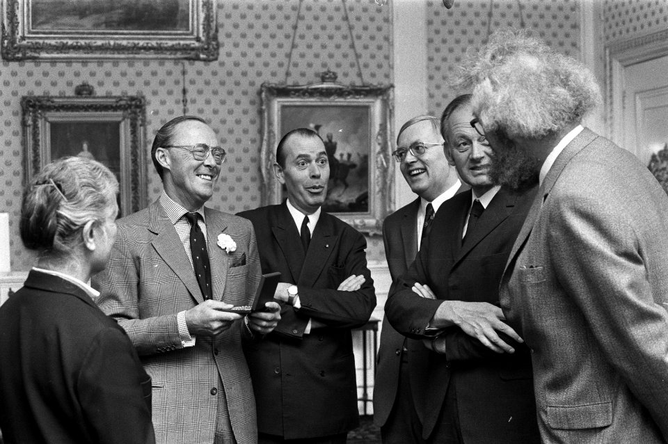 Prins Bernhard ontvangt prof dr S R Steinmetzprijs van prof dr De Vries (v, Bestanddeelnr 925-1278