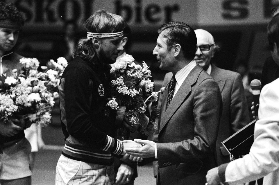 Premier van Agt feliciteer winnaar Björn Borg, Bestanddeelnr 930-2089