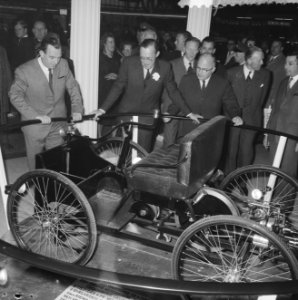 Prins Bernhard op de RAI, de Prins bij de Ford stand, Bestanddeelnr 917-4670