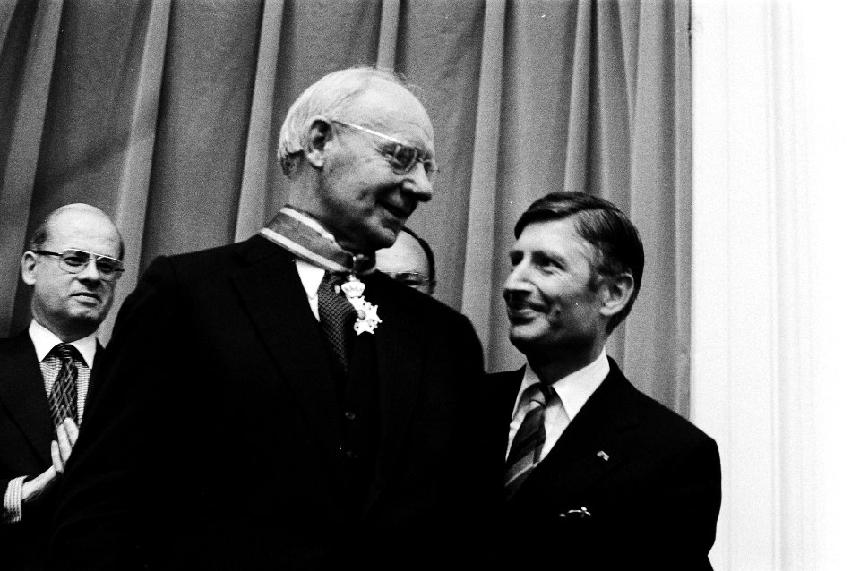 Premier van Agt hangt Vondeling de versierselen om van de ridderorde Commandeur , Bestanddeelnr 930-3370