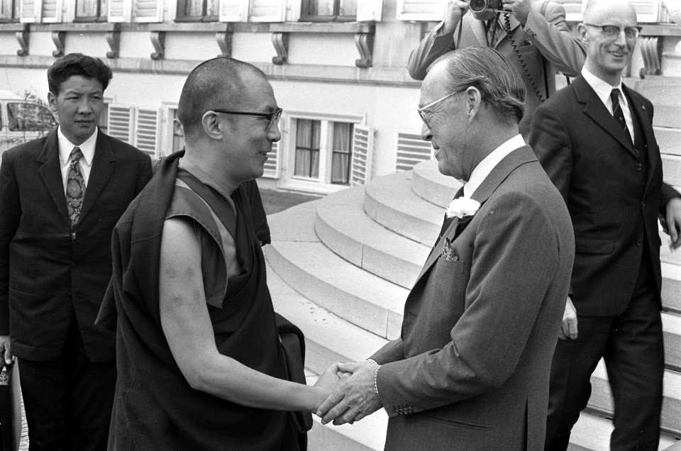 Prins Bernhard ontvangt Dalai Lama op Paleis Soestdijk, Bestanddeelnr 926-7406