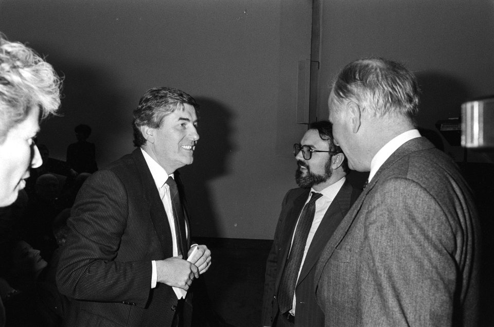 Premier Lubbers in gesprek met staatssecretaris van Eekelen en de Spaanse minist, Bestanddeelnr 933-5270
