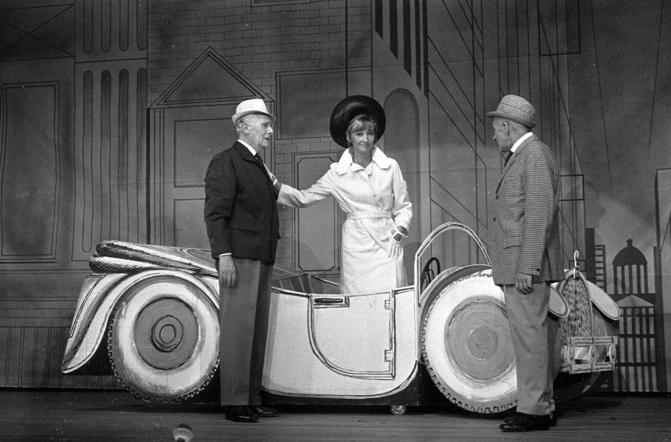Premiere Snip en Snap Revue te Hilversum. Willy Walden , Piet Muyzelaar autoscen, Bestanddeelnr 920-5019