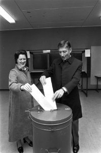Premier Van Agt (r.) en zijn vrouw brengen hun stem uit Nijmegen voor de Provinc, Bestanddeelnr 932-0632