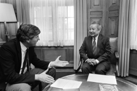 Premier Lubbers (l) in gesprek met Prins Sihanouk, Bestanddeelnr 932-7005