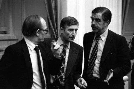 Premier van Agt in gesprek met de kamerleden Rietkerk (VVD, l) en Ploeg (VVD, r), Bestanddeelnr 930-5940