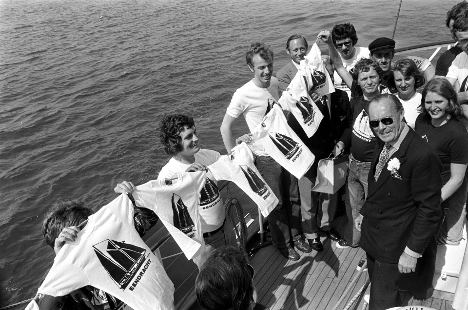 Prins Bernhard ontvangt elf Eendracht-shirtjes voor zijn kleinkinderen, Bestanddeelnr 927-9752