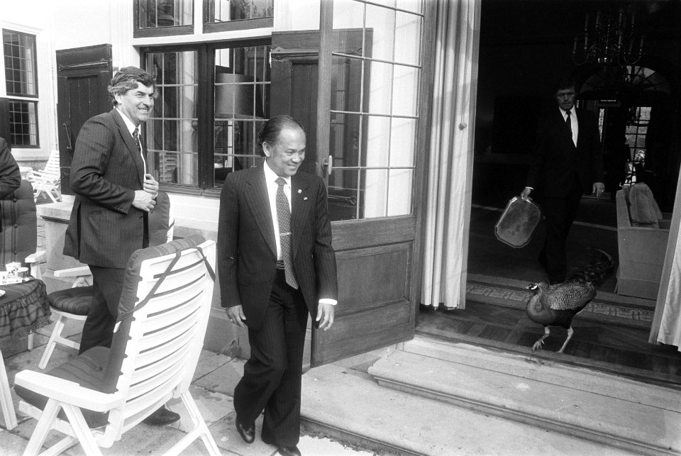 Premier Lubbers (l) en minister Habibie in de tuin van het Catshuis. Rechts jaag, Bestanddeelnr 932-6150