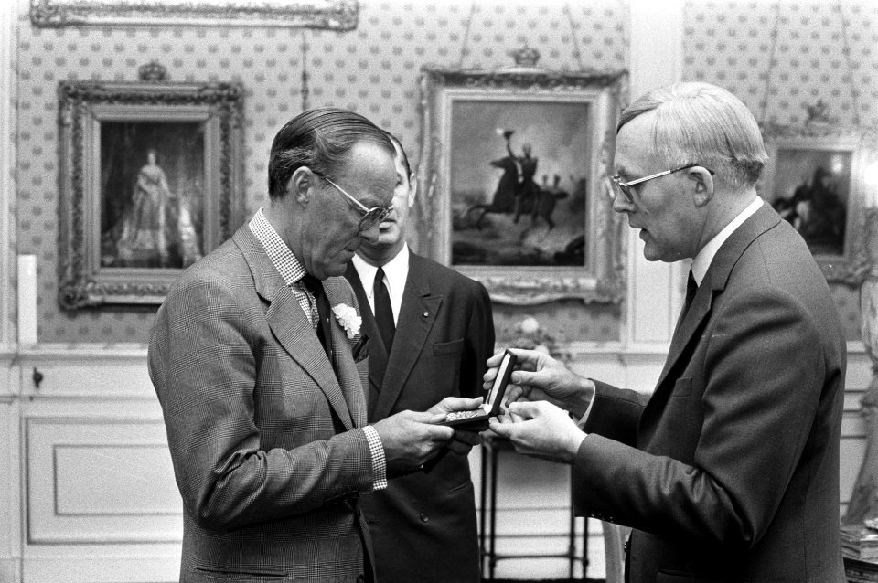 Prins Bernhard ontvangt prof dr S R Steinmetzprijs van prof dr De Vries (v, Bestanddeelnr 925-1274