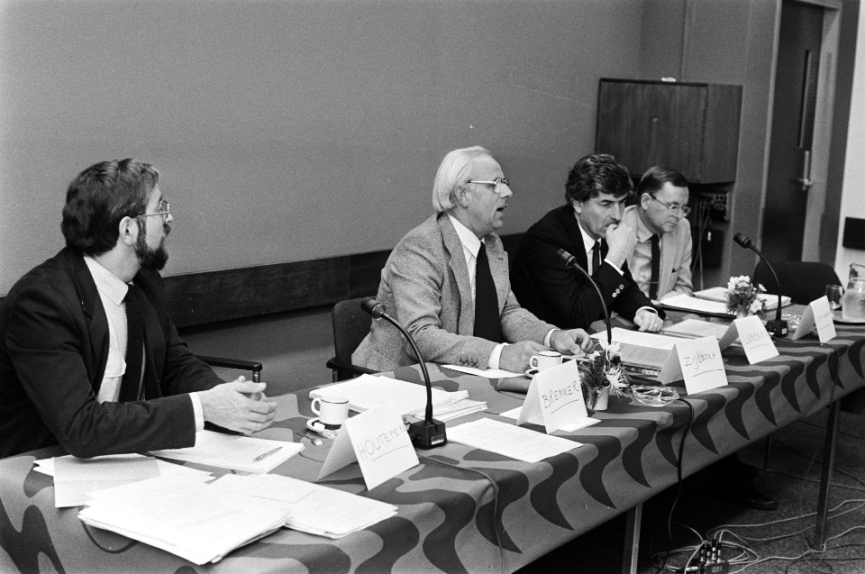 Premier Lubbers (2e van rechts), dhr. Oostlander (r), Bestanddeelnr 932-6964