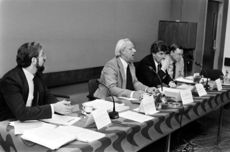 Premier Lubbers (2e van rechts), dhr. Oostlander (r), Bestanddeelnr 932-6964 photo