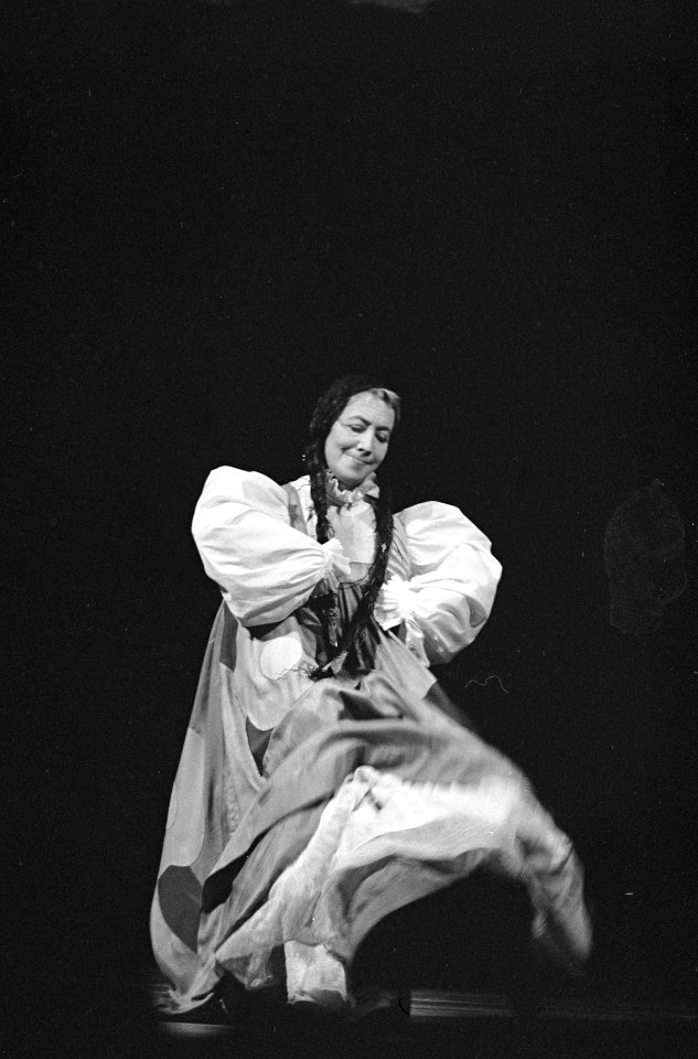 Premiere De Wereld van Cilli Wang. Cilli Wang als Russisch danseresje, Bestanddeelnr 913-0750