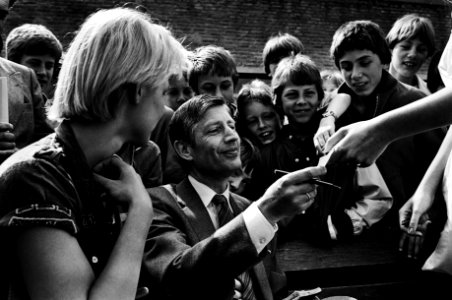 Premier Van Agt bezoekt Woerden i.v.m. verkiezingscampagne CDA, Van Agt deelt handtekeningen uit aan schoolkinderen, Bestanddeelnr 931-4828