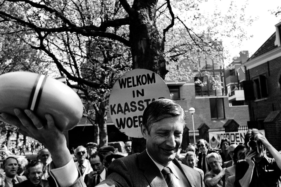 Premier Van Agt bezoekt Woerden i.v.m. verkiezingscampagne van CDA, Van Agt met een kaas op de markt, Bestanddeelnr 931-4830