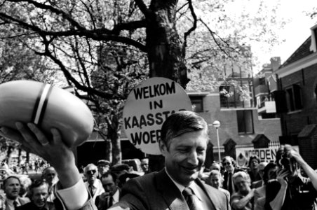 Premier Van Agt bezoekt Woerden i.v.m. verkiezingscampagne van CDA, Van Agt met een kaas op de markt, Bestanddeelnr 931-4830